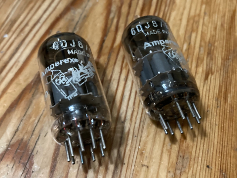 Ett par Amperex 6DJ8/ECC88 Bugle Boy