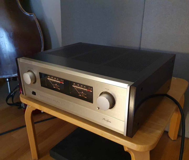 Accuphase E305