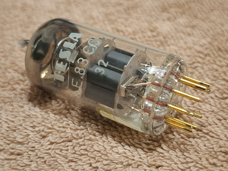 E83CC Tesla Gold (ECC83 / 12AX7) NOS Gold Pins matchat par E83CC Tesla Gold (ECC83 / 12AX7) NOS Gold Pins matchat par - Bild 6 av 6