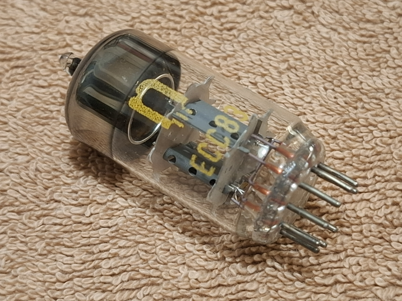 ECC83 (12AX7) RFT (Östtyskland) NOS 70 tal Radiorör ECC83 (12AX7) RFT (Östtyskland) NOS 70 tal Radiorör - Bild 4 av 6