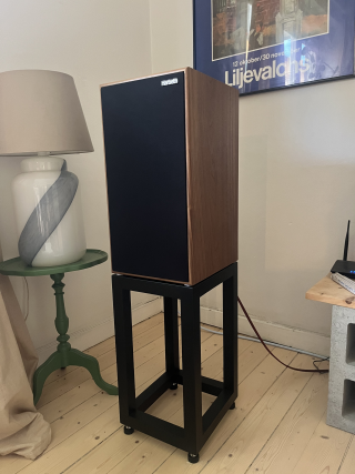 Harbeth C7es-3 XD - Valnöt + specialbyggda stativ