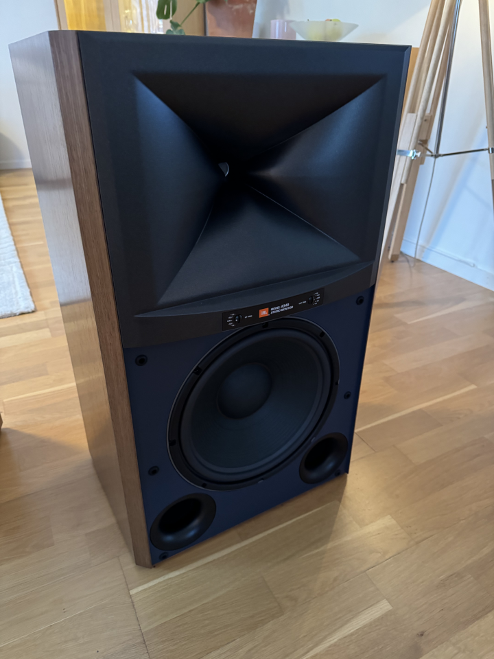 Nästan nya Jbl 4349 + Jp120 stativ