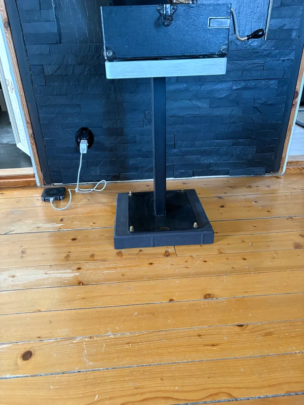 His Masters Voice vevgrammofon (78 varv) i v&auml;ska + stativ - Kuva 3 / 4