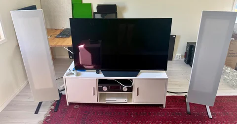 Magnepan LRS+ i vitt med Maggie Stand-stativ
