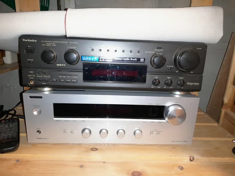 Silver OnkyoReceiver TX8020  TechnicsReceiver svart