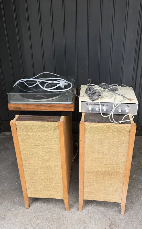 Carlsson-h&ouml;gtalare samt f&ouml;rst&auml;rkare, hemmabyggen, tillh&ouml;rande vinylskivspelare medf&ouml;ljer - Bilde 1 av 2