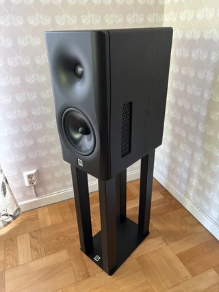 Dutch & Dutch 8c Hifi med stativ