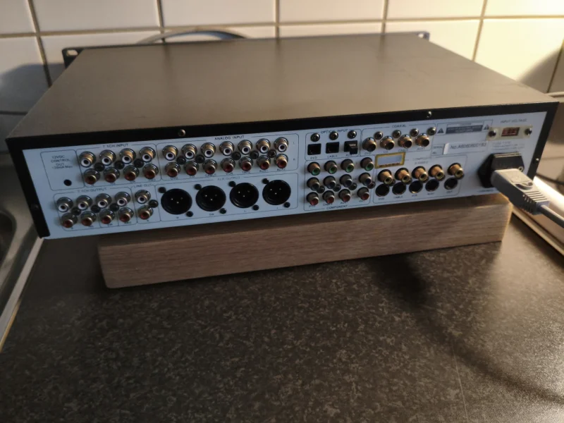 Nuforce avp16 f&ouml;rsteg/surroundprocessor - Bild 3 av 5