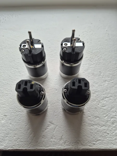 Furutech FI-E50 R Furutech FI-E50 R - Bild 1 av 1