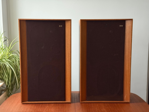 Fina gamla Kef Concerto i teak – brittiska vintagehögtalare