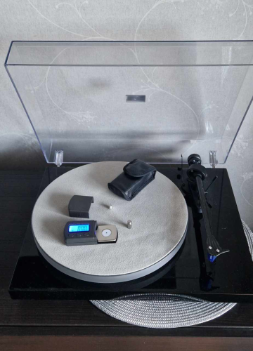 Svart Pro-Ject Debut Carbon Esprit med akryltallrik