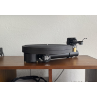 Kuzma Stabi S med Stogi Reference 9”, Hana ML pickup, Nordost Tyr phonokabel, Kuzma AC strömförsörjn