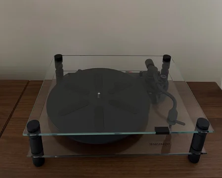 Transparent vinylspelare i svart