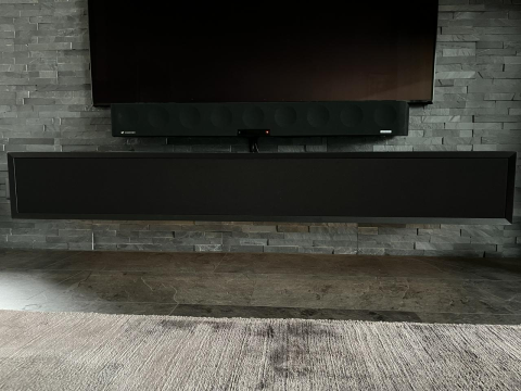 TV-Bänk med inbyggda subwoffer och belysning