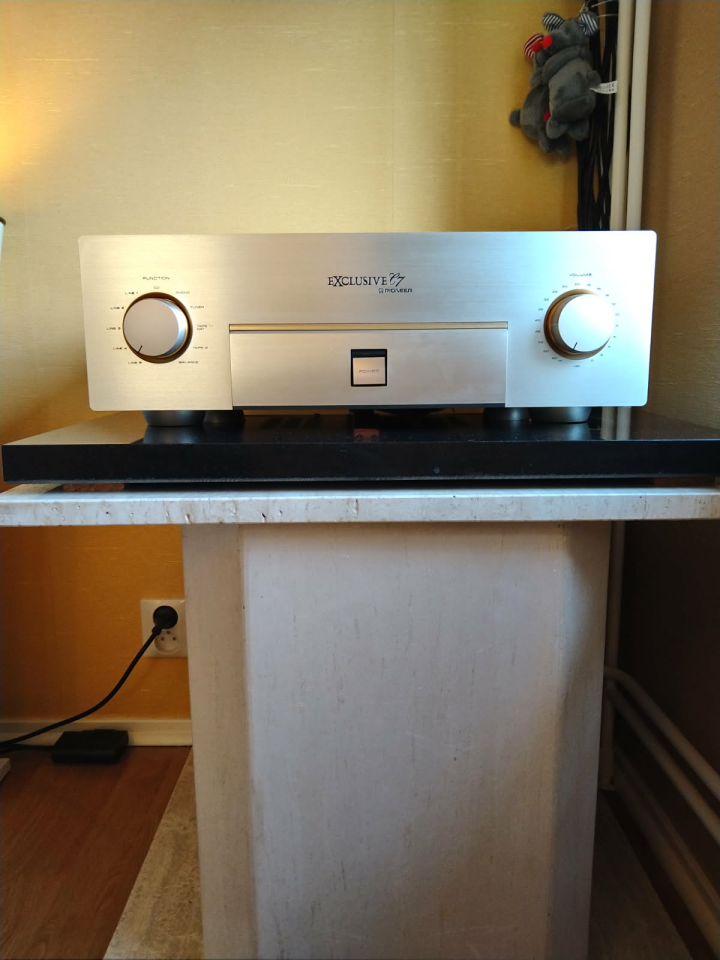 PIONEER EXCLUSIVE C7