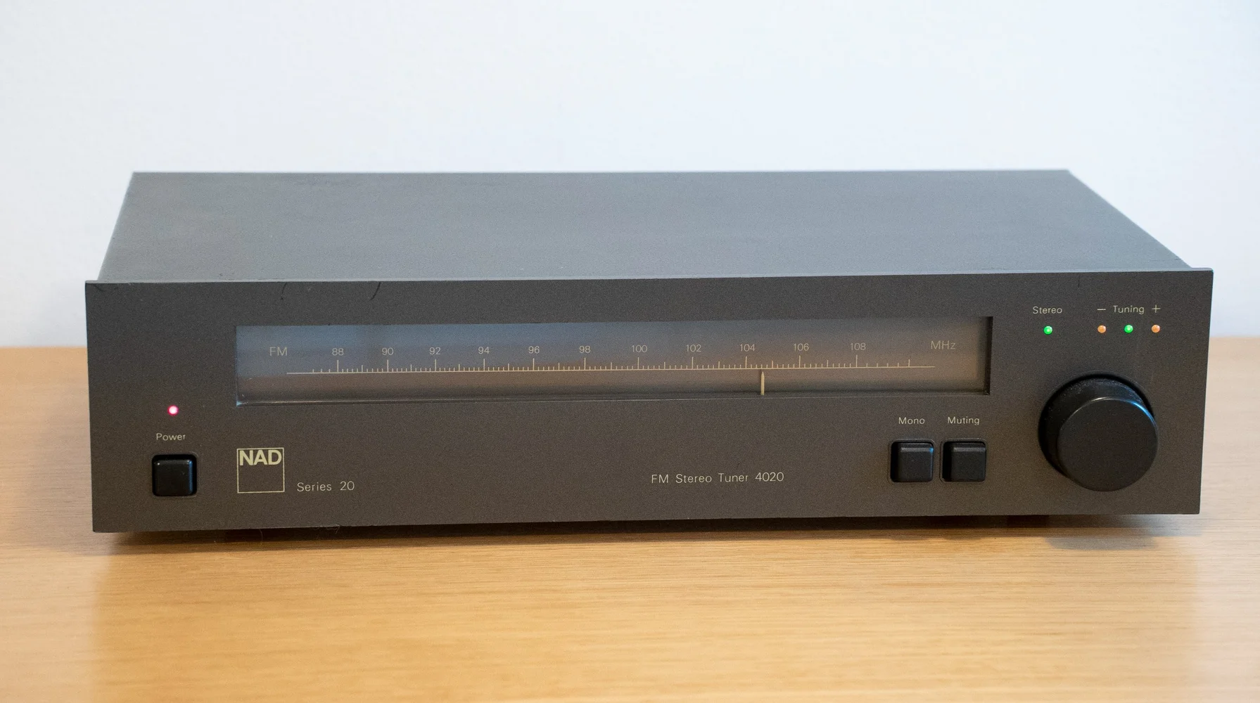 NAD 4020 AM/FM Stereo Tuner (1981-82) - Bild 1 av 5