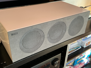 Kef r2c vit högglans