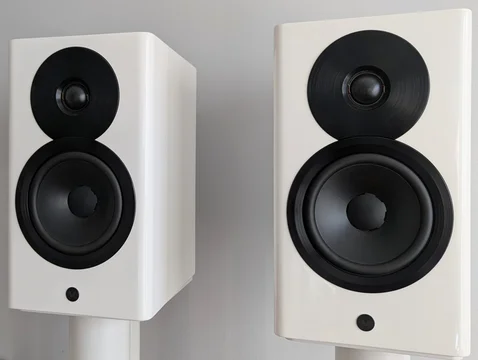 Dynaudio Focus 10 – aktiva högtalare – vit – Dirac