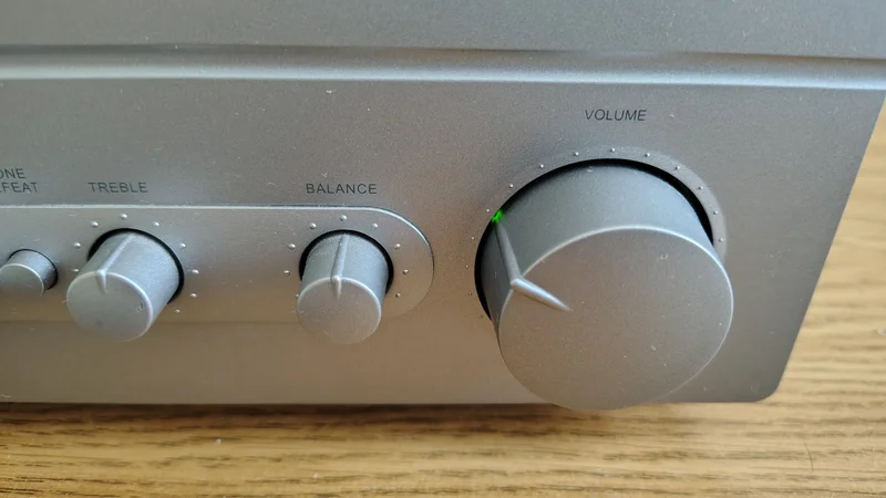 NAD C 320BEE - "Recap" (uppgraderad) förstärkare i bra skick. NAD C 320BEE - "Recap" (uppgraderad) förstärkare i bra skick. - Bild 5 av 5