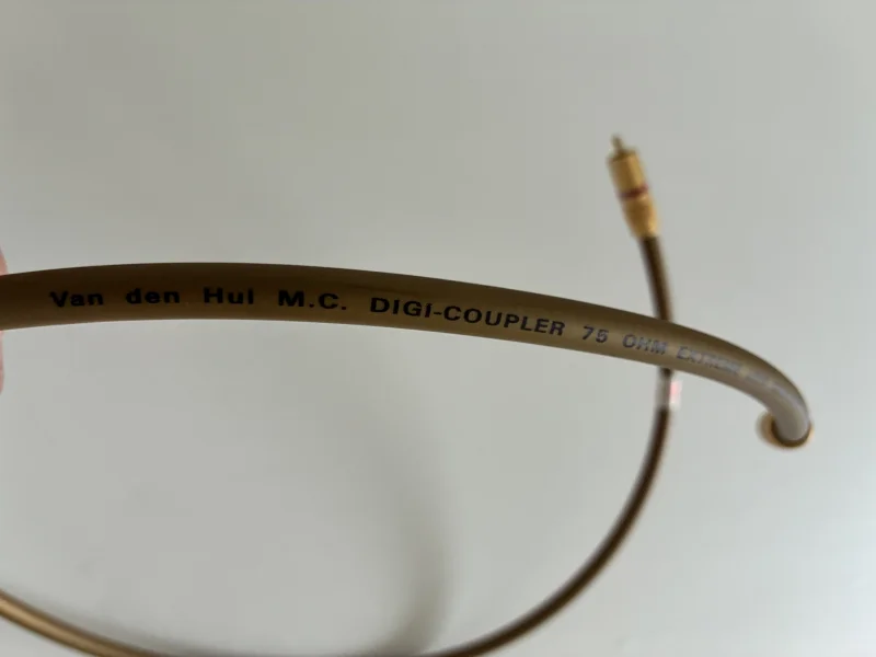 Van den Hul M.C. Digi-Coupler 75 Ohm – digital RCA-kabel 1 m Van den Hul M.C. Digi-Coupler 75 Ohm – digital RCA-kabel 1 m - Bild 3 av 5