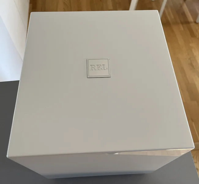 REL T5i Subwoofer &ndash; Vit h&ouml;gblank &ndash; Mycket fint skick - Bild 5 av 8