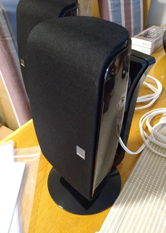 Dali Fazon - 1 par svarta inkl fot / v&auml;ggf&auml;ste, Kabel. - Bild 2 av 6