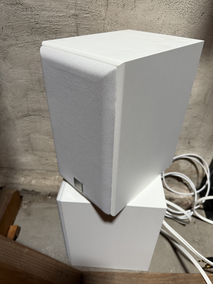 Argon Audio SA1 (vit) + DALI SPEKTOR 2 (vita) + DALI SUB E-9 F (vit)