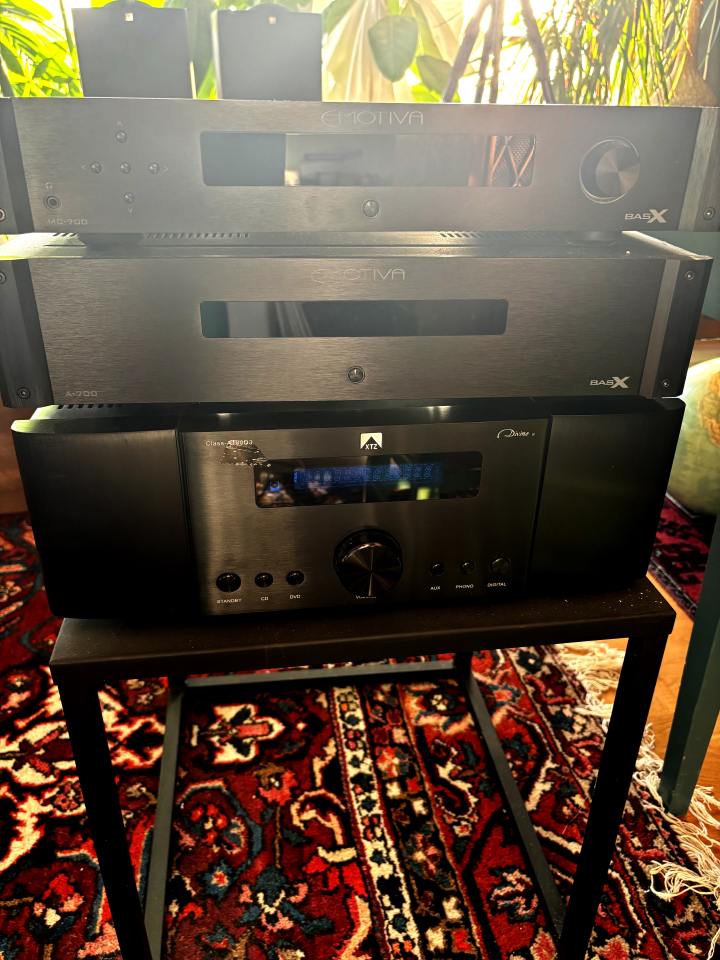 Emotiva BasX A-700 Seven Channel Power Amplifier och A-700