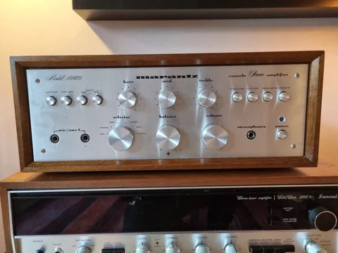 Marantz 1060 med träkabinett, nyservad.