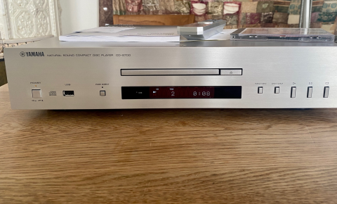 Yamaha CD-S700 med USB-port som spelar upp MP3 och WMA 