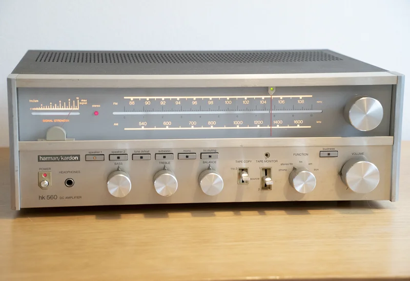 Harman Kardon HK560 AM/FM Solid State Receiver (1979) Harman Kardon HK560 AM/FM Solid State Receiver (1979) - Bild 1 av 5