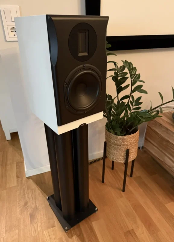 Neat Acoustics Majistra + Custom Design RS-304 - Bild 1 av 2