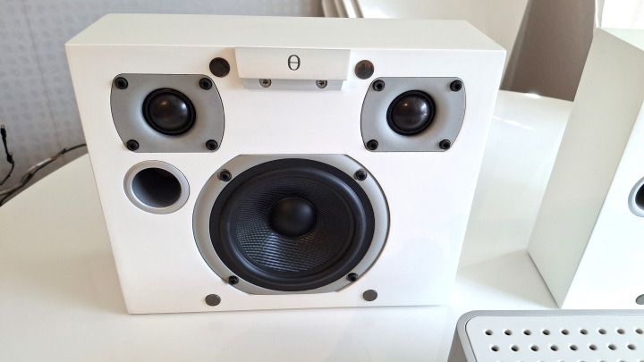Audiovector K-X high-end vägghögtalare