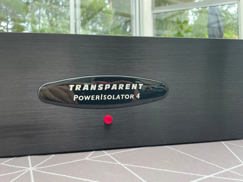 Transparent Powerisolator 4 Transparent Powerisolator 4 - Bild 1 av 5