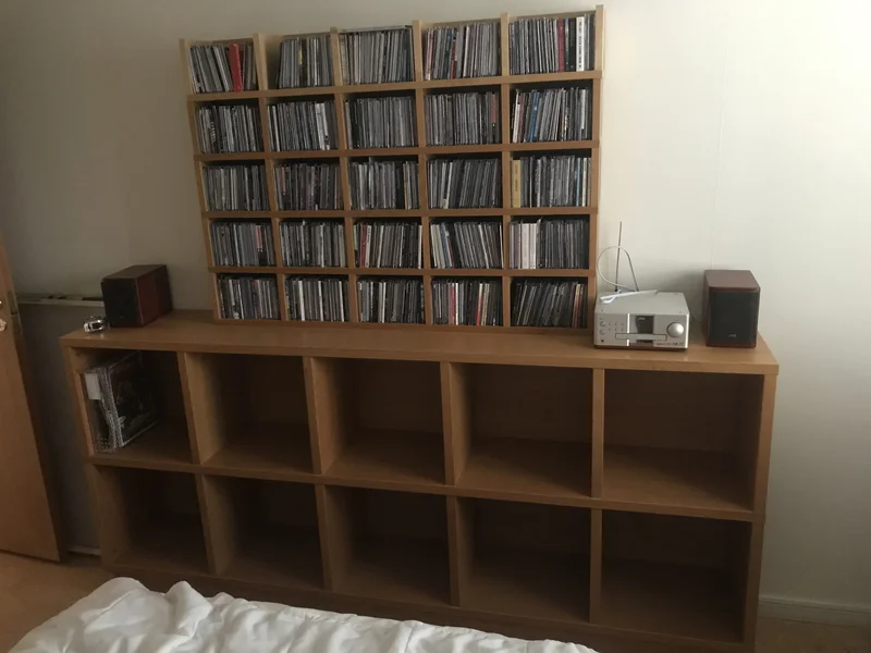 Skivhylla i ek fr&aring;n R.O.O.M - Bild 1 av 1