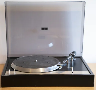 Unamco T-1 2-Speed Belt-Drive Turntable Unamco T-1 2-Speed Belt-Drive Turntable