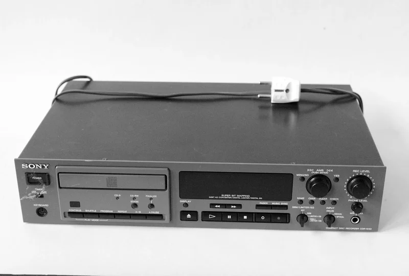 SONY Compact Disc Recorder CDR - W33 SONY Compact Disc Recorder CDR - W33 - Bild 1 av 2