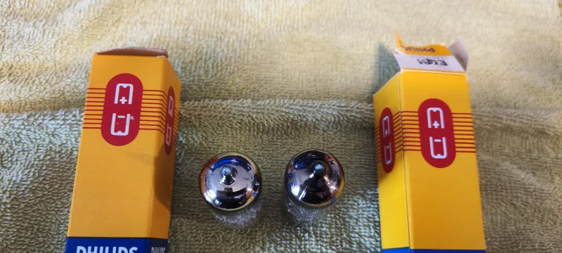 Matchat par philips miniwatt ECC81 60 fr&aring;n talet! - Bild 3 av 5