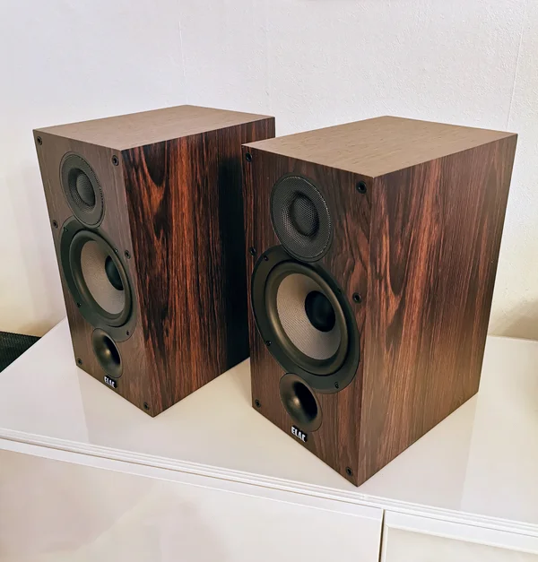 ELAC Debut 2.0 DB62 Valnöt ELAC Debut 2.0 DB62 Valnöt - Bild 2 av 4