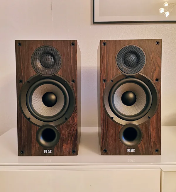 ELAC Debut 2.0 DB62 Valnöt ELAC Debut 2.0 DB62 Valnöt - Bild 1 av 4