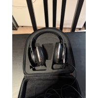 AKG K812