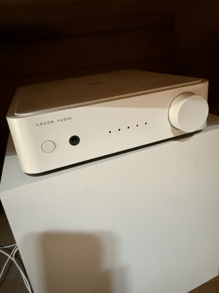 Argon Audio SA1 (vit) + DALI SPEKTOR 2 (vita) + DALI SUB E-9 F (vit)