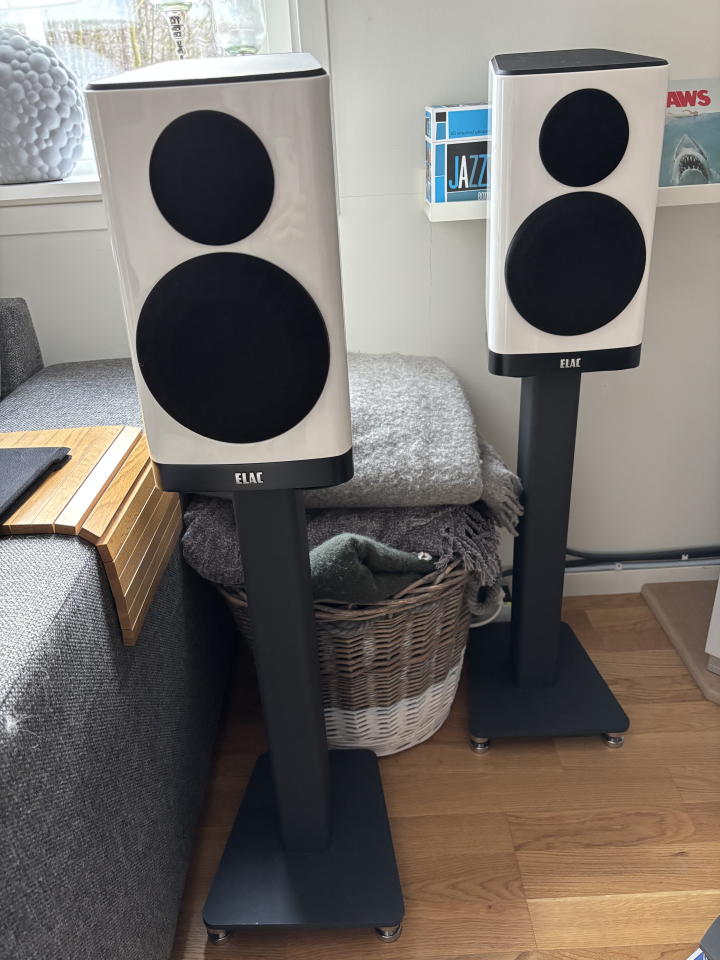 Elac Vela