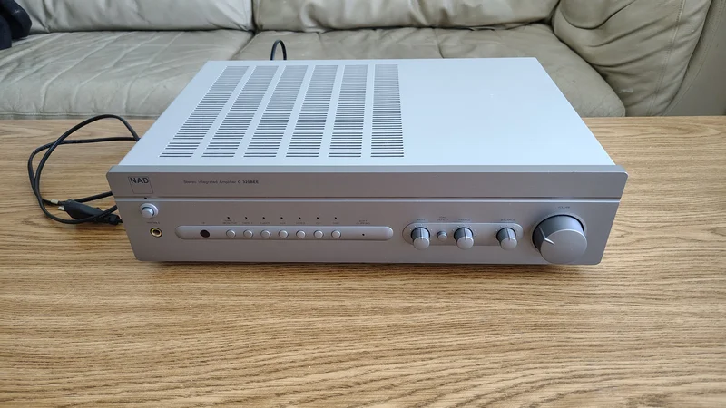 NAD C 320BEE - "Recap" (uppgraderad) förstärkare i bra skick. NAD C 320BEE - "Recap" (uppgraderad) förstärkare i bra skick. - Bild 3 av 5