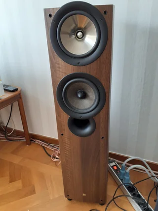 KEF IQ7