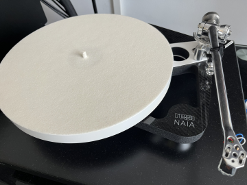 Rega NAIA - almost new