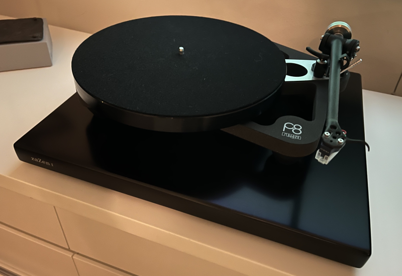 Rega Planar 8 + IsoAcoustics ZaZen I - Bild 1 av 2