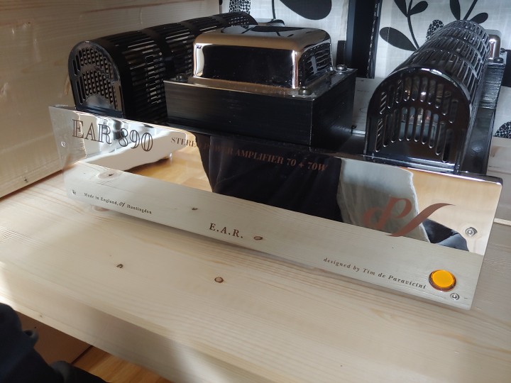 Ear Yoshino 890, rörslutsteg på 75 watt