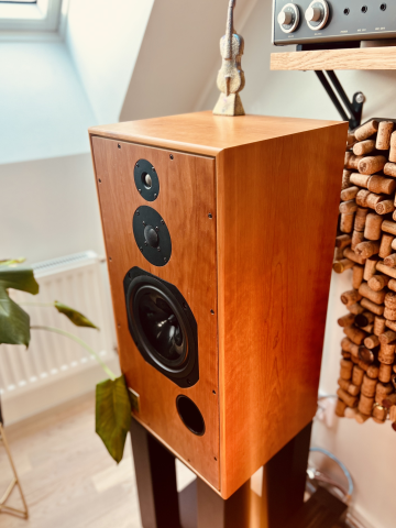 Harbeth Super HL5 Plus m. stativ från Rogoz Audio 🔊