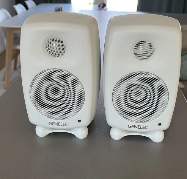 Genelec 6010B &ndash; vitt par i fint skick - Bild 1 av 8